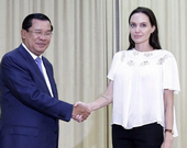 Анджелина Джоли встретилась с премьером Камбоджи